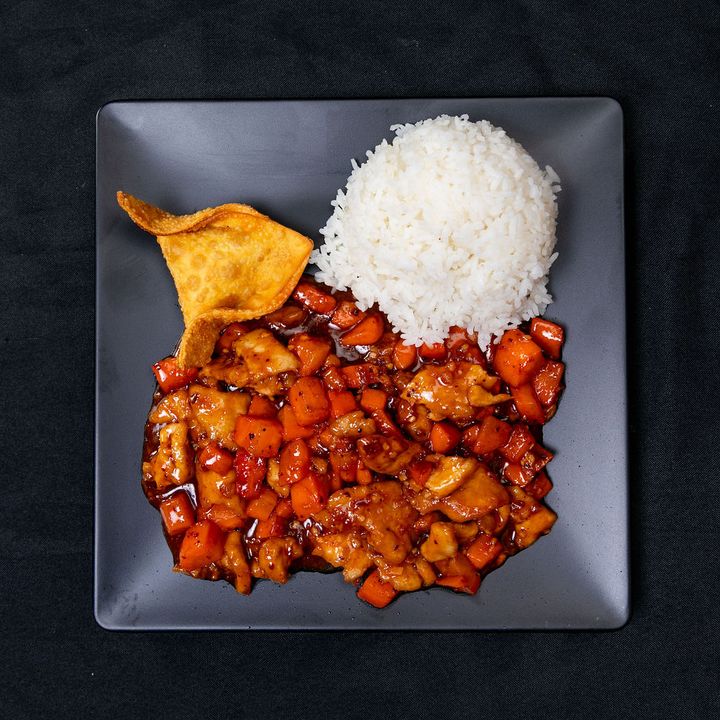 Cashew chicken entrée with steamed rice and crab rangoon