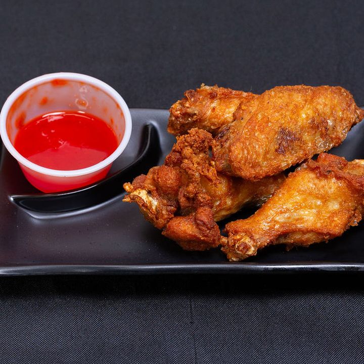 Crispy fried chicken wings with sweet chili sauce