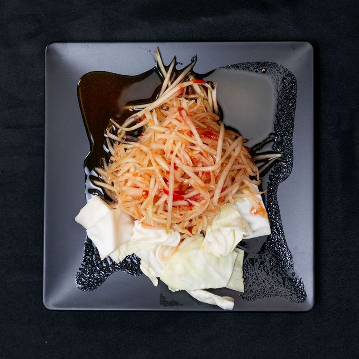 Lao green papaya salad on cabbage