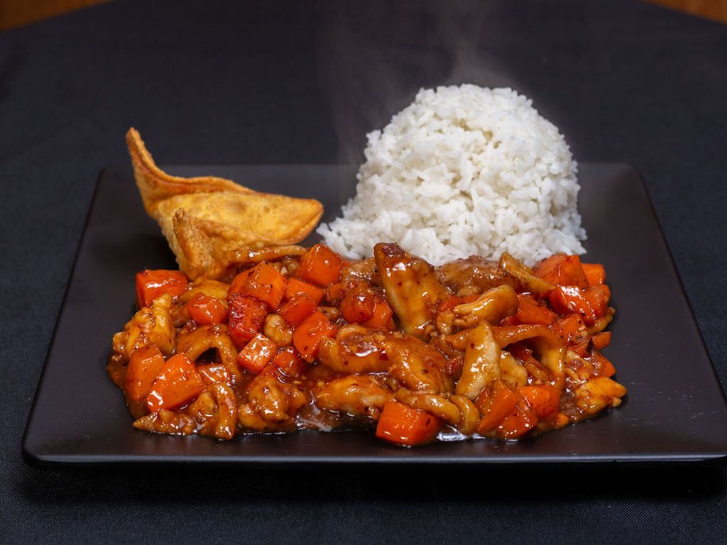 Lunch combo with cashew chicken, steamed rice and crab rangoon