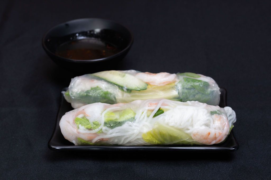 Fresh shrimp spring rolls with peanut sauce
