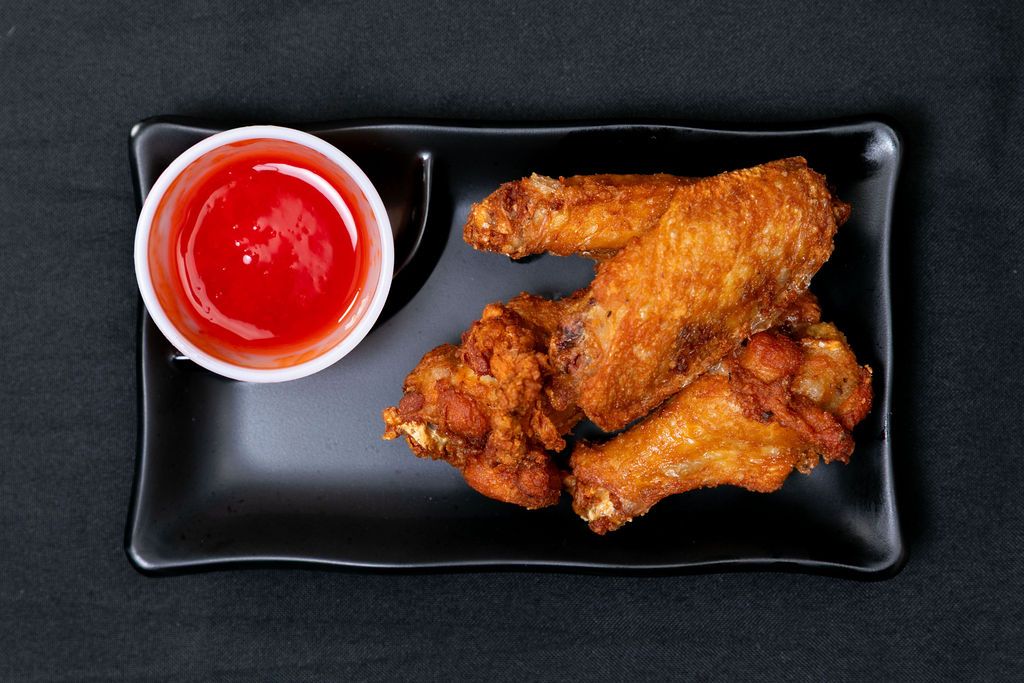 Crispy chicken wings with sweet chili sauce